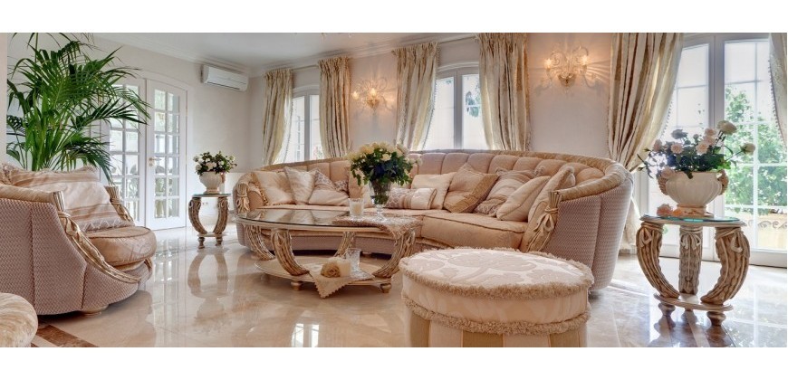 Curtains, Cushions and Textile Decorations are the details that exalt the classic style